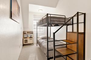 Ένα ή περισσότερα κρεβάτια σε δωμάτιο στο Castlewood Retreat at Big Bear Central Modern Family Chalet +49 φωτογραφίες