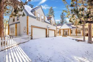Το Castlewood Retreat at Big Bear Central Modern Family Chalet τον χειμώνα