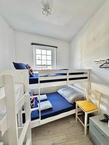 una stanza con due letti a castello e un tavolo di Willesden Green Rooms a Londra Altre 163 foto