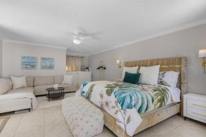En eller flere senge i et værelse på 5 BDRM 3 Bath Naples Luxury Htd Pool Nr Beach Pets + 36 billeder