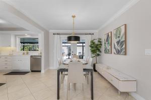 Køkken eller tekøkken på 5 BDRM 3 Bath Naples Luxury Htd Pool Nr Beach Pets