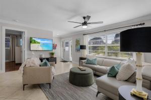 Et opholdsområde på 5 BDRM 3 Bath Naples Luxury Htd Pool Nr Beach Pets