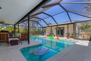 Swimmingpoolen hos eller tæt på 5 BDRM 3 Bath Naples Luxury Htd Pool Nr Beach Pets