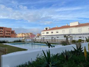 een zwembad voor een gebouw bij PALM HOUSE apartment in Tarifa