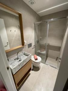 een badkamer met douche, wastafel en toilet bij PALM HOUSE apartment in Tarifa