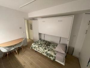 een slaapkamer met een bed, een bureau en een tafel bij PALM HOUSE apartment in Tarifa