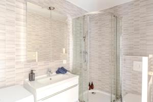Ένα μπάνιο στο Lovely Renovated 45m2 in the hearth of Cannes +36 φωτογραφίες