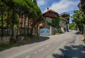 a house on the side of a road at Studio 24m2 cosy classé, lit Queen Size, Netflix, wifi, 400m centre, parking, boîte à clés, Gîtes La Tarine in Albertville
