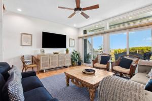 un soggiorno con un divano e una TV di 95100 Sandpiper a Fernandina Beach