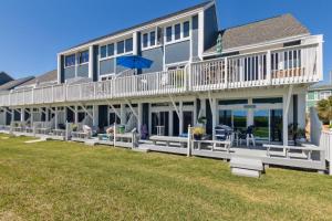 una grande casa con portico e prato di 95100 Sandpiper a Fernandina Beach