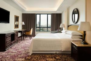 Postel nebo postele na pokoji v ubytování Sheraton Hanoi Hotel
