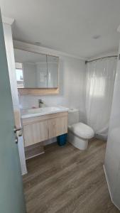 Koupelna v ubytování Apartment con bajada hacia el mar