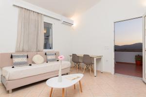 A seating area at Naftilos Rosmarinus Apartments Még 37 kép