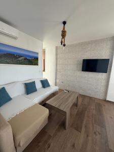Телевизор и/или развлекательный центр в Apartamentos Bolonia - M a n u e l a