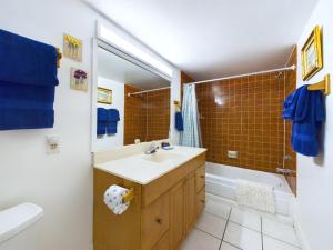 Bilik mandi di Unit 113 - Oceanfront Unit -2br1ba Heated Pool!