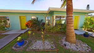 Taman di luar Unit 113 - Oceanfront Unit -2br1ba Heated Pool!