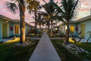 Taman di luar Unit 113 - Oceanfront Unit -2br1ba Heated Pool!