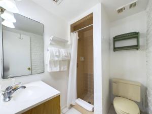 Ein Badezimmer in der Unterkunft Unit 119 Direct Oceanfront Views 2br Heated Pool