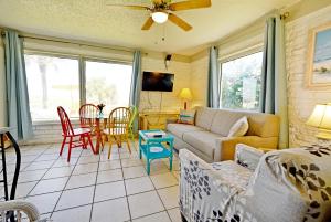 ein Wohnzimmer mit einer Couch und einem Tisch in der Unterkunft Unit 119 Direct Oceanfront Views 2br Heated Pool in Cocoa Beach