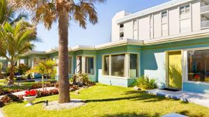 Ein Garten an der Unterkunft Unit 119 Direct Oceanfront Views 2br Heated Pool