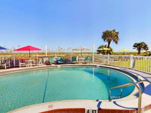 Der Swimmingpool an oder in der Nähe von Unit 119 Direct Oceanfront Views 2br Heated Pool