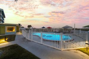 Bazén v ubytování Unit 117 Direct Oceanfront Views 2br Heated Pool nebo v jeho okolí