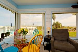 Posezení v ubytování Unit 117 Direct Oceanfront Views 2br Heated Pool