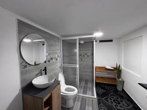Koupelna v ubytování Mayka cabañas con JACUZZI + 37 fotografií