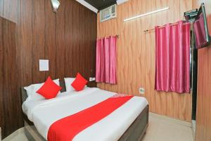 Postel nebo postele na pokoji v ubytování Hotel O Mahalaxmi Palace