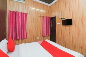 Postel nebo postele na pokoji v ubytování Hotel O Mahalaxmi Palace