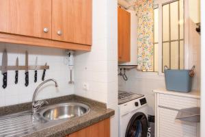 una cocina con fregadero y lavadora en Apartamento céntrico Belquimar a pocos pasos de la playa, en Carboneras 9 fotos más