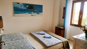 Ένα ή περισσότερα κρεβάτια σε δωμάτιο στο casa su rimediu