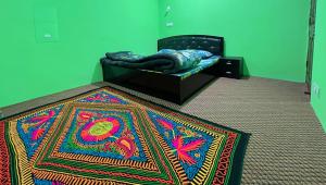 Un dormitorio con una cama con una manta colorida encima. en The Hush Heaven, en Srinagar