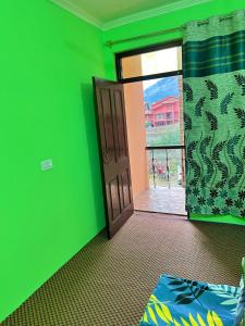 Habitación verde con puerta y ventana en The Hush Heaven, en Srinagar