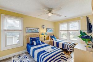 Un dormitorio con dos camas y dos ventanas. en Tressa Terrace, en Avon 24 fotos más