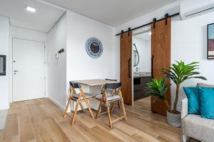 un salon avec une table et deux chaises dans l'établissement Apartamento Cond Quinta do Palácio by Achei, à Canela