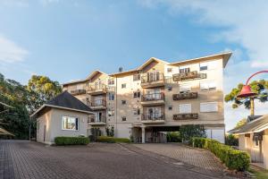 un grand immeuble d'appartements avec une allée dans l'établissement Apartamento Cond Quinta do Palácio by Achei, à Canela