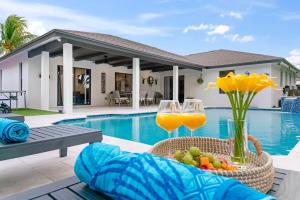Gallery image of West Palm Beach The Grand Luxe Villa-Heated Pool, Spa & Game Room in Lantana