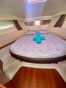 a small bed in the middle of a boat at Une nuit inoubliable sur un bateau Linge et ménage inclus in La Rochelle +2 photos