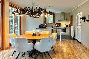 una cucina e una sala da pranzo con tavolo e sedie di 04 cosy family villa near Knokke Golf a Knokke-Heist Altre 5 foto