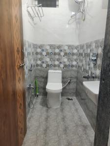 Koupelna v ubytování ShivSangit HomeStay