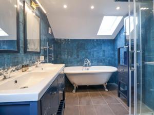 Un baño con dos lavabos y una bañera. en The Alhambra, en Southport 43 fotos más