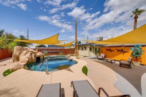 Bazén v ubytování 5 Mi to Phoenix Zoo Poolside Paradise! nebo v jeho okolí