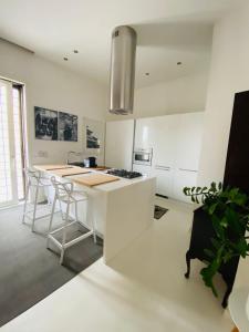 Photo de la galerie de l'établissement Rome, Beautiful Apartment in a Vintage Building, à Lido di Ostia