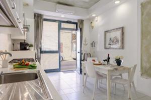 una cucina e una sala da pranzo con tavolo e sedie di Italian Experience-La Rondine Apartment a Porto Recanati