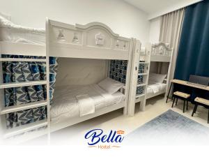 迪拜Bella INN - Mixed M & F的一间卧室配有两张双层床和葡萄酒瓶