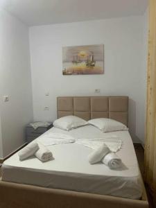 Un dormitorio con una cama con dos toallas encima. en Guesthouse Sueda, en Ksamil 55 fotos más