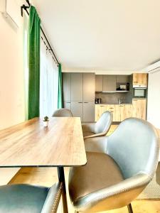 a dining room with a wooden table and chairs at Apartment mit Balkon und Parkplatz in Vienna