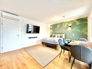 a bedroom with a bed and a table and chairs at Apartment mit Balkon und Parkplatz in Vienna