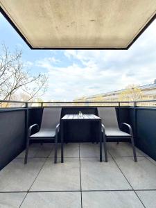 a table and two chairs on a balcony at Apartment mit Balkon und Parkplatz in Vienna